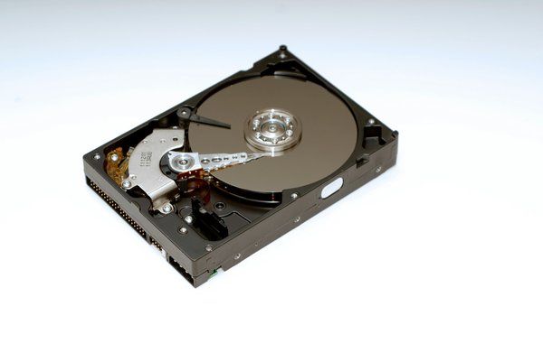Quels sont les avantages d'utiliser un NAS avec des disques durs en RAID 6 pour la sauvegarde de données sensibles?